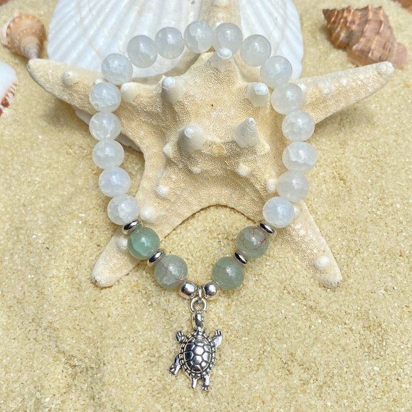Beaded bracelet - green and white with turtle charm - Picture 1 of 1